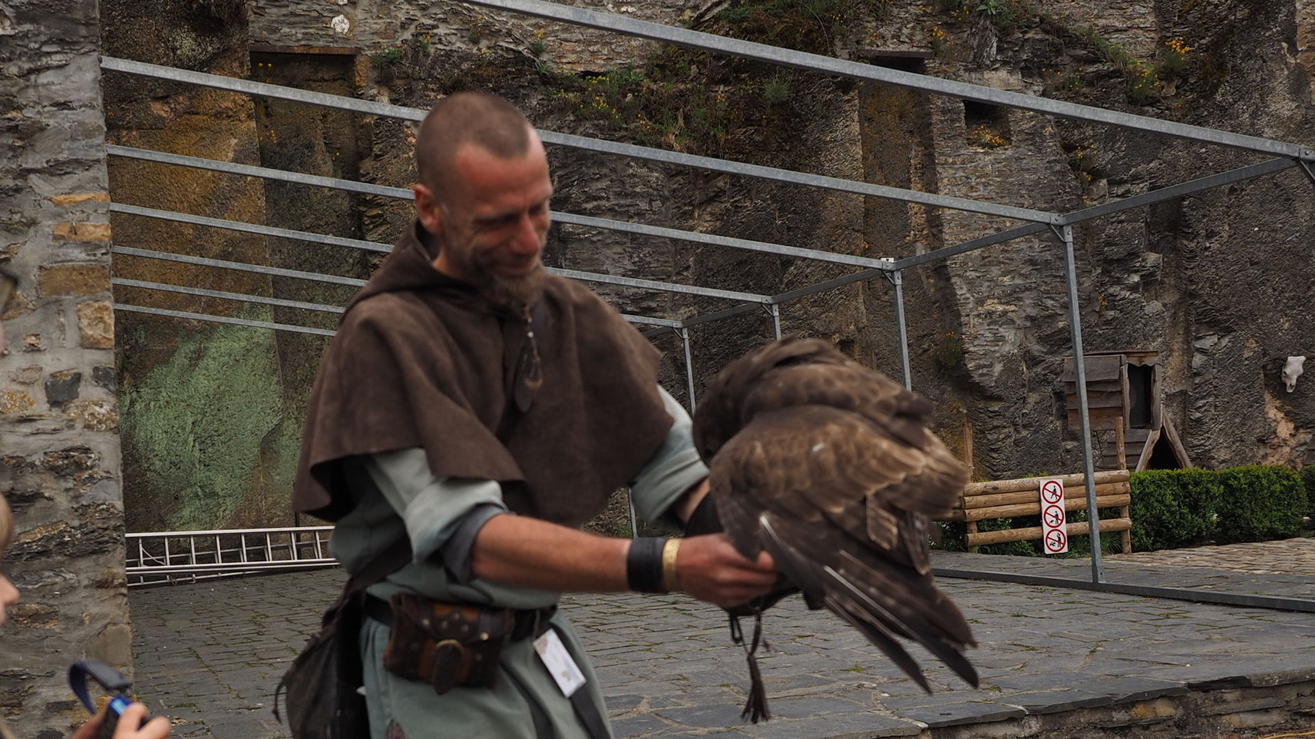 Roofvogelshow in het Kasteel van Bouillon Ardennen.nl