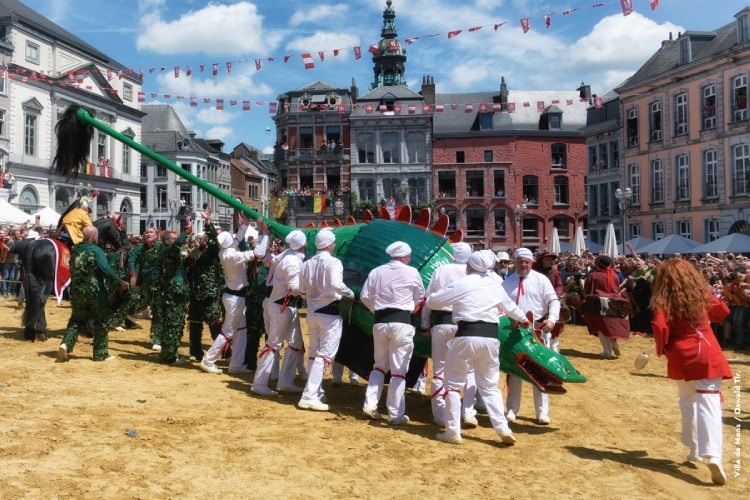 Het volksfeest Doudou in Mons