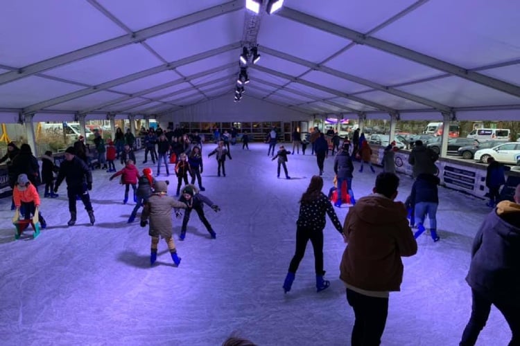 Schaatsbaan op de Kerstmarkt in La Roche-en-Ardenne