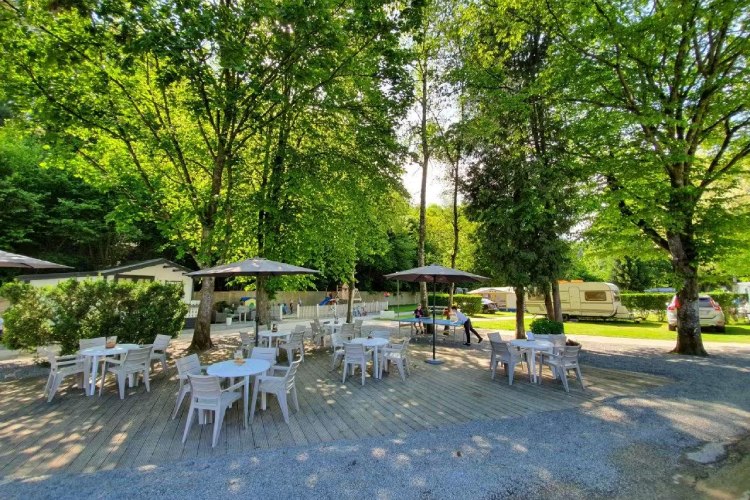 Terras op Camping de l'Ourthe in La Roche-en-Ardenne