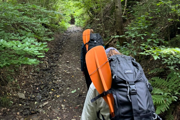 packraft op de rug lopen Ardennen