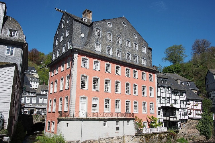 Toeristisch treintje in Monschau - rode huis