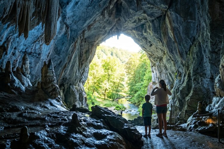 Verkoeling in de grotten in de Ardennen